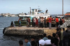 Người dân theo dõi hiện trường vụ lật tàu ở Rosetta. (Nguồn: AFP)