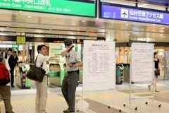 Nhân viên tàu cao tốc ở Sendai hướng dẫn khách hàng. (Nguồn: Kyodo)