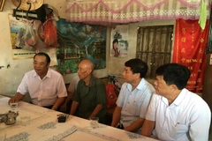 Đại diện Toà án Nhân dân Tối cao tại gia đình ông Trần Văn Thêm (Nguồn: VTV)