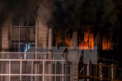 Đại sứ quán Saudi Arabia ở Tehran, Iran, bị phóng hỏa trong cuộc biểu tình ngày 2/1/2016. (Nguồn: AFP/TTXVN)