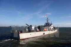 Tàu HQ211 rời cầu cảng Hải đội 2 đi tìm kiếm cứu nạn. (Ảnh: Thanh Tùng/TTXVN) 