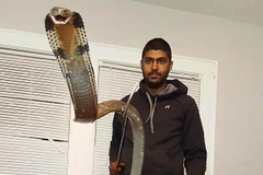 Ali Iyood và chú rắn cưng. (Nguồn: Facebook)