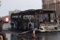 Hiện trường vụ xe buýt bốc cháy tại khu tự trị Ninh Hạ Hồi. (Nguồn: AP)