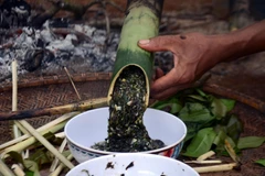 Quá trình nướng canh thụt kéo dài khoảng 30 phút. (Ảnh: Hưng Thịnh/TTXVN)