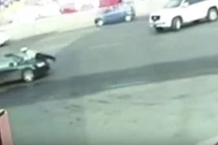 Viên cảnh sát bám đuổi đối tượng. (Nguồn: CCTV)