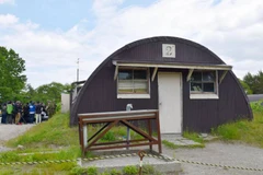 Tanooka đã may mắn tìm thấy một ngôi nhà gỗ của SDF để nán lại. (Nguồn: KYODO)