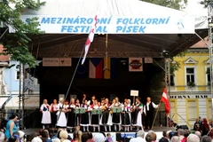 Liên hoan Nghệ thuật dân gian Pisek thu hút nhiều đoàn nghệ thuật của các nước Ấn Độ, Áo, Grudia, Ba Lan, Slovakia... (Ảnh: Ngô Quang Minh/Vietnam+)