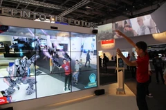 Thiết bị game nhận biết theo cử chỉ của hãng TCL được giới thiệu tại IFA 2016. (Ảnh: Mạnh Hùng/TTXVN)