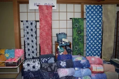 Vải shibori với các họa tiết độc đáo. (Nguyễn Tuyến-Gia Quân/Vietnam+)