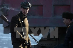 Binh sỹ quân đội Triều Tiên gác trên con tàu trên sông Yalu tại thị trấn biên giới Sinuiju ngày 9/2. (Nguồn: AFP/TTXVN)