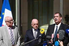Bộ trưởng Nội vụ Pháp Bernard Cazeneuve (giữa) trong cuộc họp báo tại Paris ngày 1/8. (Nguồn: AFP/TTXVN) 