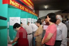 Cử tri khu vực bỏ phiếu số 9, phường Láng Hạ, quận Đống Đa (Hà Nội) thực hiện quyền và nghĩa vụ công dân trong ngày bầu cử. (Ảnh: Trần Việt/TTXVN)