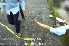 Liu từ chối sự giúp đỡ. (Nguồn: CCTV)