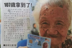 Cụ Teo Kim Len vui mừng khi được cấp thẻ căn cước. (Nguồn: themalaymailonline.com)