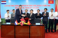 Buổi lễ ký kết. (Ảnh: Quách Lắm/Vietnam+)