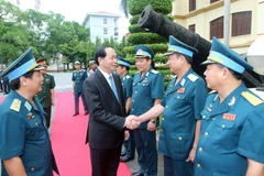 Chủ tịch nước Trần Đại Quang với cán bộ, chiến sĩ Quân chủng Phòng không-Không quân. (Ảnh: Nhan Sáng/TTXVN)