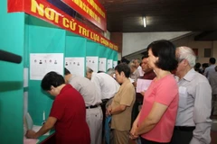 Cử tri khu vực bỏ phiếu số 9, phường Láng Hạ, quận Đống Đa (Hà Nội) thực hiện quyền và nghĩa vụ công dân trong ngày bầu cử. (Ảnh: Trần Việt/TTXVN)