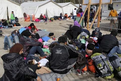 Người tị nạn tại biên giới Serbia-Macedonia. (Nguồn: Reuters)