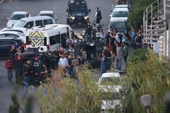 Cảnh sát bắt giữ các binh sỹ tham gia đảo chính tại Quảng trường Taksim ở Istanbul. (Nguồn: EPA/TTXVN)