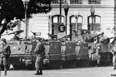 Xe tăng trên đường phố Buenos Aires năm 1976. (Nguồn: Getty) 