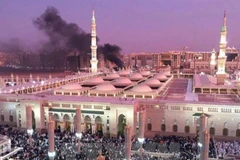 Khói bốc lên sau vụ nổ ở nhà thờ Nhà tiên tri Mohammed thuộc Medina, Saudi Arabia vào ngày 4/7. (Nguồn: EPA/TTXVN)