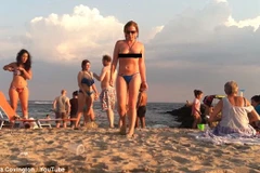 Chelsea Covington tự tin đi lại trên bãi biển với bộ ngực trần. (Nguồn: Daily Mail)