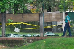 Cảnh sát điều tra tại hiện trường vụ tấn công bắt giữ con tin ở Dhaka. (Nguồn: AFP/TTXVN)