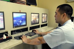 Kiểm tra hành lý hành khách bằng hệ thống camera giám sát. (Ảnh: Hoàng Hùng/TTXVN)