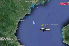 Vận chuyển nước lên tàu HQ211 để tiếp tế ra cho lực lượng tìm kiếm trên biển. (Ảnh: Thanh Tùng/TTXVN)