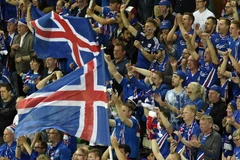 Cổ động viên Iceland theo dõi trận đấu giữa Iceland và Bồ Đào Nha. (Nguồn: AFP/TTXVN)