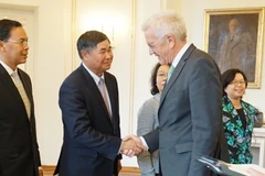 Đại sứ Đoàn Xuân Hưng chào Thủ hiến bang Baden-Württemberg Winfried Kretschmann. (Ảnh: Mạnh Hùng/TTXVN)