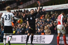 Francis Coquelin nhận thẻ đỏ trong trận đấu quan trọng với Tottenham. (Nguồn: Getty)