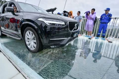 Để chức minh độ an toàn của cây cầu, ban tổ chức đã lái một chiếc SUV Volvo XC90 nặng 2 tấn lên cầu. (Nguồn: IMAGINECHINA)