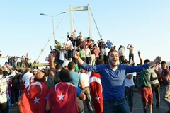 Người dân Thổ Nhĩ Kỳ vui mừng sau khi tình hình được kiểm soát tại Istanbul. (Nguồn: AFP/TTXVN) 
