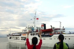 Người thân tiễn các chiến sỹ ra Trường Sa làm nhiệm vụ. (Ảnh: Nguyên Lý/TTXVN)