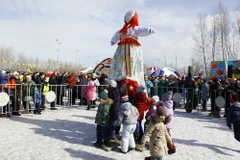 Hình nộm Maslenitsa được dựng lên ở vị trí trung tâm của nơi tổ chức lễ hội. (Ảnh: Trần Hiếu/Vietnam+)