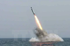 Một vụ phóng thử tên lửa từ tàu ngầm của Triều Tiên. (Nguồn: EPA/TTXVN)