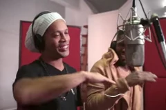 Ronaldinho trong video âm nhạc. (Nguồn: YouTube)