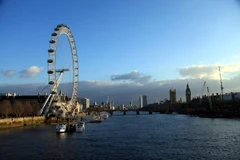 London Eye và xa xa là Tháp đồng hồ Big Ben nổi bật trong ánh nắng chiếu xiên cuối ngày. (Ảnh: Như Mai/Vietnam+)