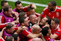Các cầu thủ Xứ Wales ăn mừng chiến thắng trước Slovakia. (Nguồn: EPA/TTXVN)