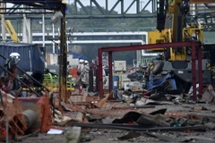 Khói đen bốc lên dữ dội sau vụ nổ ở nhà máy hóa dầu Pemex ngày 21/4. (Nguồn: AFP/TTXVN)