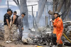 Cảnh sát Thái Lan điều tra tại hiện trường một vụ nổ bom ở Pattani. (Nguồn: AFP/TTXVN)