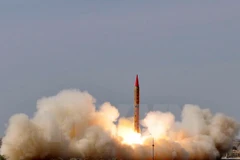 Quân đội Pakistan phóng thử tên lửa tầm trung Shaheen-II (Hatf-VI) có khả năng mang đầu đạn hạt nhân. (Nguồn: AFP/TTXVN)