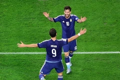 Gonzalo Higuain ăn mừng bàn thắng cùng đồng đội Lionel Messi trong trận đấu với tuyển Mỹ. (Nguồn: AFP/TTXVN)