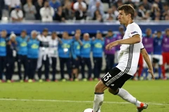 Thomas Mueller sút penalty trong trận đấu với Italy. (Nguồn: EPA/TTXVN) 