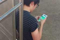Một người chơi Pokemon Go ở Singapore. (Nguồn: channelnewsasia.com)