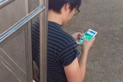 Một người chơi Pokemon Go ở Singapore. (Nguồn: channelnewsasia.com)