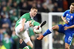 James McCarthy (trái) và các đồng đội sẽ phải nỗ lực rất nhiều. (Nguồn: skysports.com)