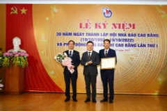 Chủ tịch Hội Nhà báo Việt Nam Lê Quốc Minh trao Bằng khen cho Hội Nhà báo tỉnh Cao Bằng. (Nguồn: baocaobang.vn)