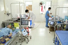 Bác sỹ điều trị cho bệnh nhân COVID-19 nặng tại bệnh viện Phổi Thanh Hoá. (Ảnh: Minh Quyết/TTXVN)